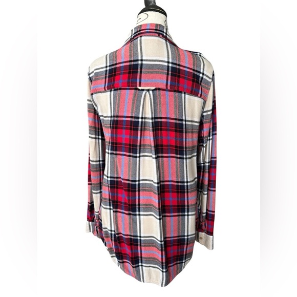 5/$25 American Eagle women’s Boyfriend Fit 100% viscose flannel size small - Picture 3 of 9